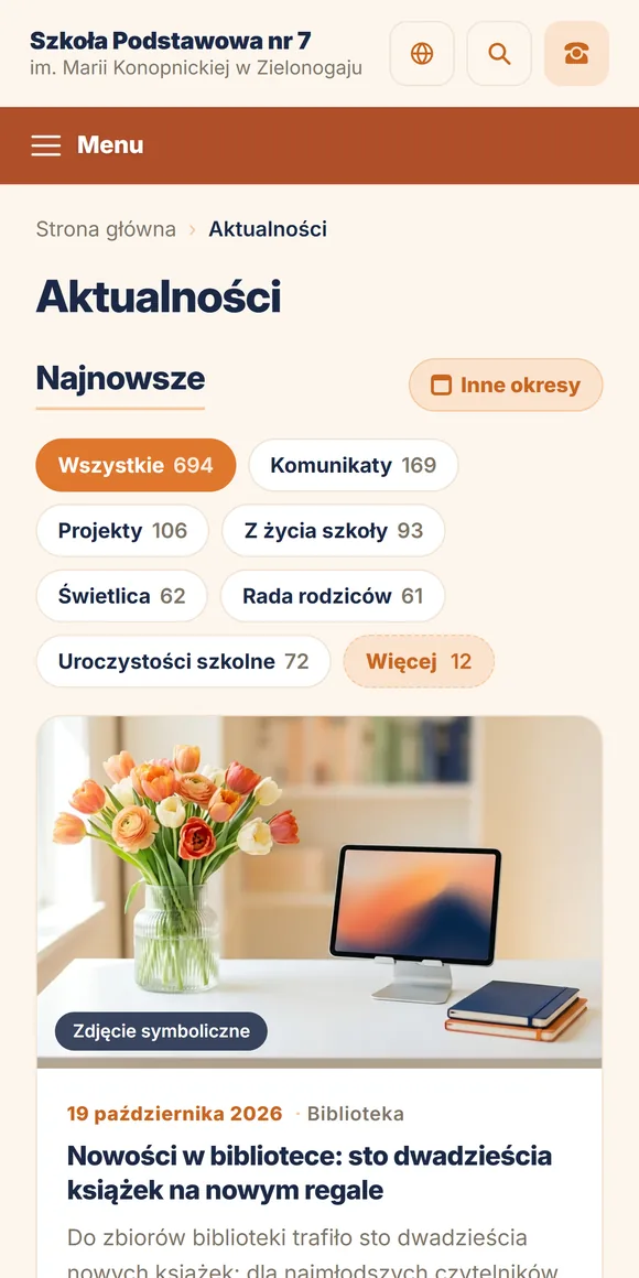 Lista aktualności z grupami na telefonie